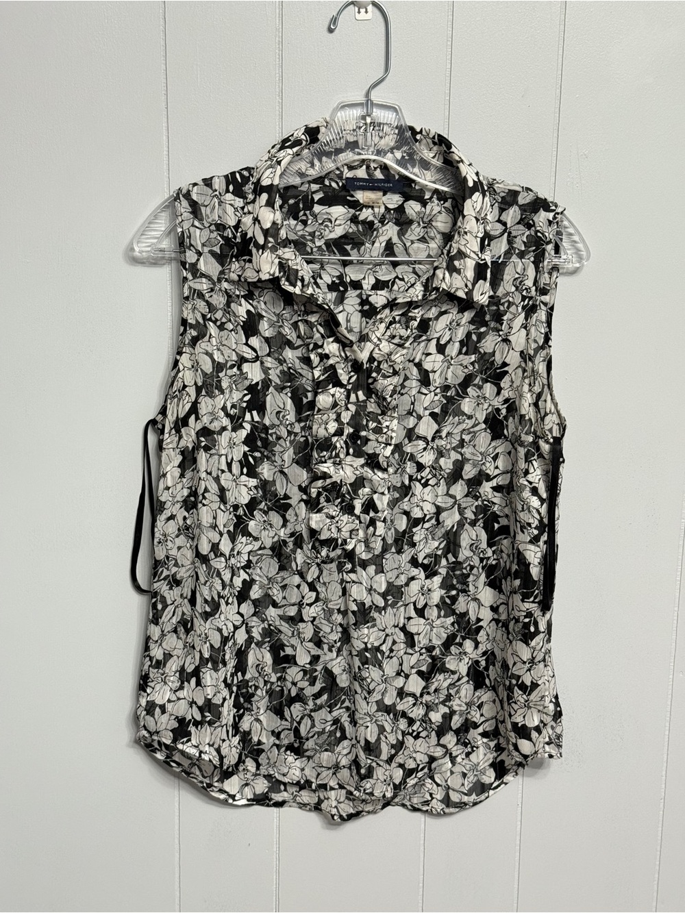#15) Hilfiger Black & White Floral Sleeveless Button-Front Blouse